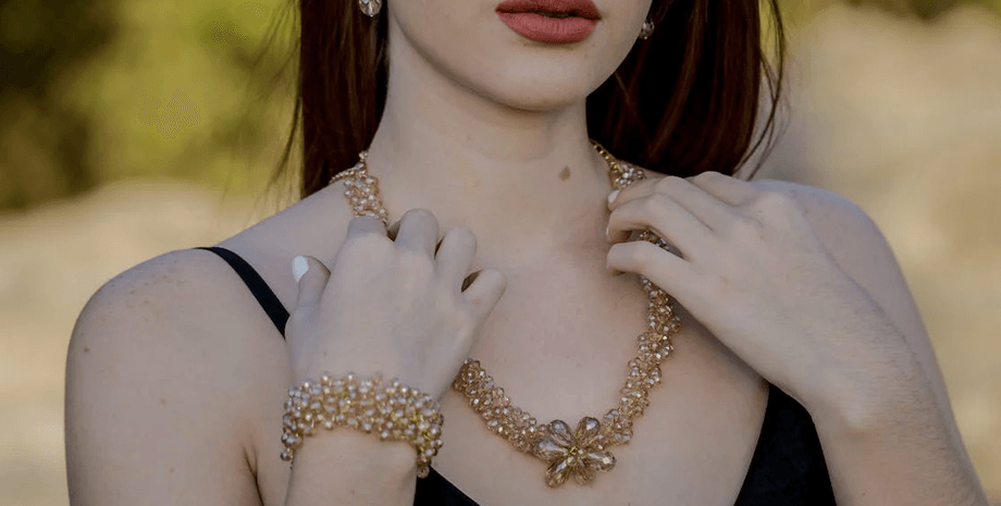 Золотое ожерелье, золотое колье, украшение, золото, мангала-сутра, скормила буйволу, скормила быку, сделали операцию, 60 швов, жена фермера