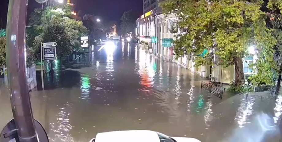 Wieczorem 26 sierpnia Soczi i Adleri zajęli kilka godzin potężnej ulewy. Kilka u...