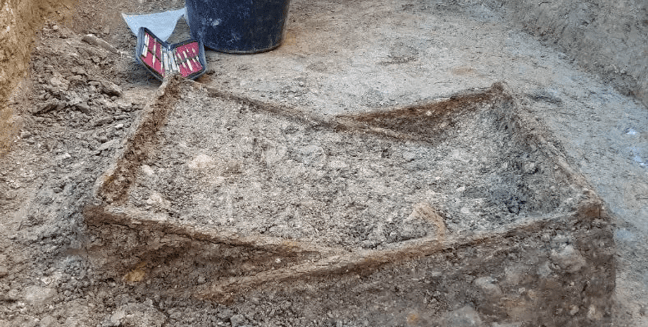 складной стул, могила, ведро, фото