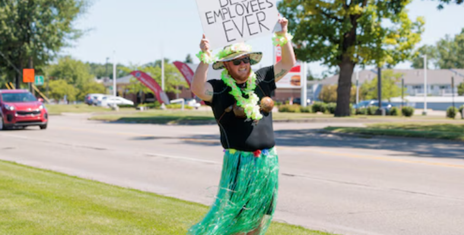 Как стимулировать работников, вознаграждение персонала, курьезы, приколы, стиль управления компанией, фото, Брайан Лах