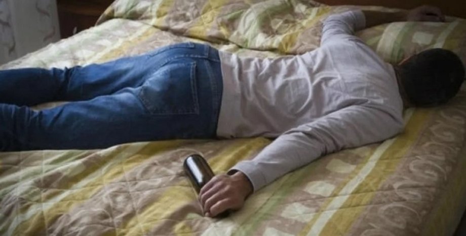 пьяный грабитель, грабитель заснул, пьяный мужчина, мужчина спит, грабитель, ограбление