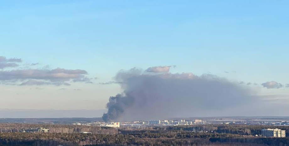В российском Екатеринбурге загорелся завод, который производил продукцию для ВПК пожар