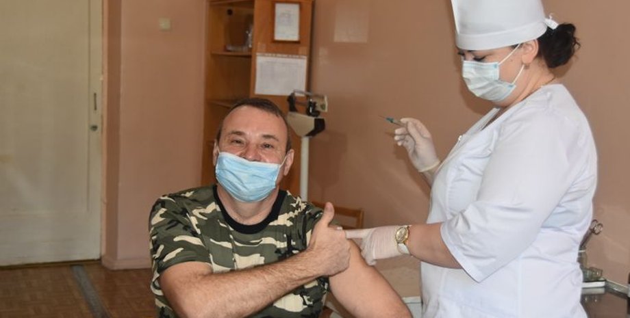 коронавирус, вакцинация, врач, пациент, фото