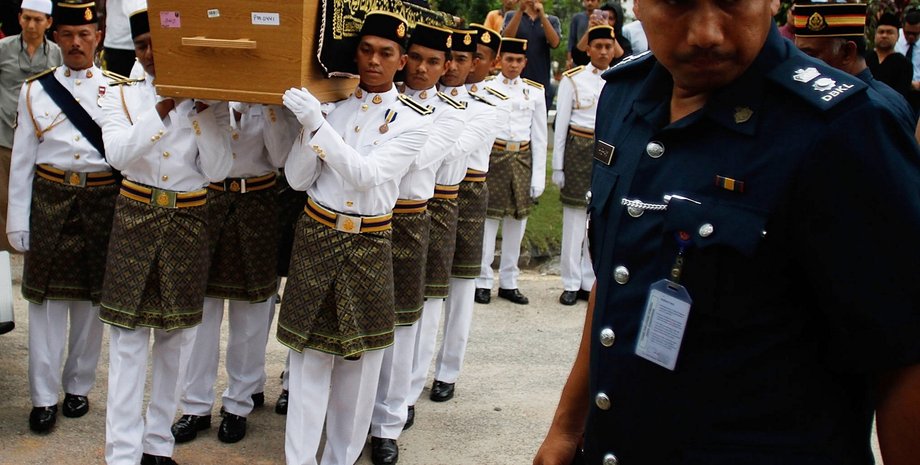 Останки жертв террористов Донбасса встречают в Куала-Лумпур (Малайзия) / Фото: Getty Images