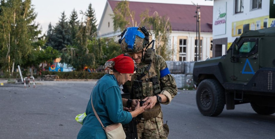 The journalist noted that the locals were thrown by the Russian authorities. Ukr...