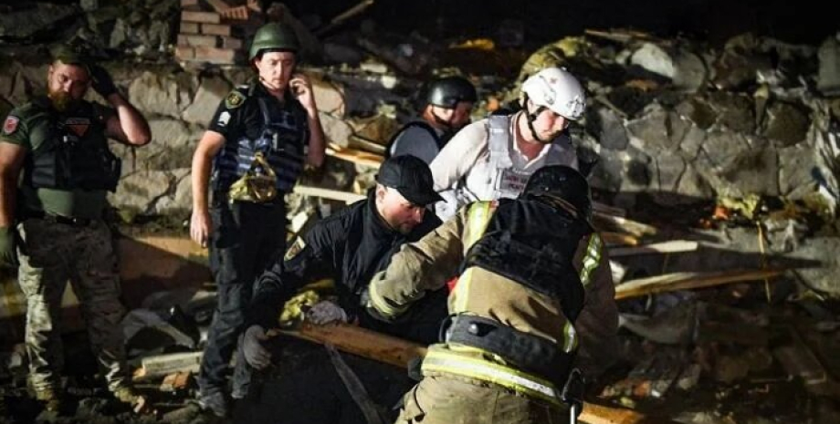 La fille depuis 12 ans était sous le chevauchement de béton. Son salut était com...