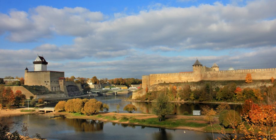 Нарва, прикордонне місто між Естонією та РФ.