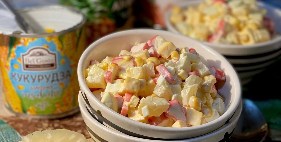 салат с крабовыми палочками и ананасом