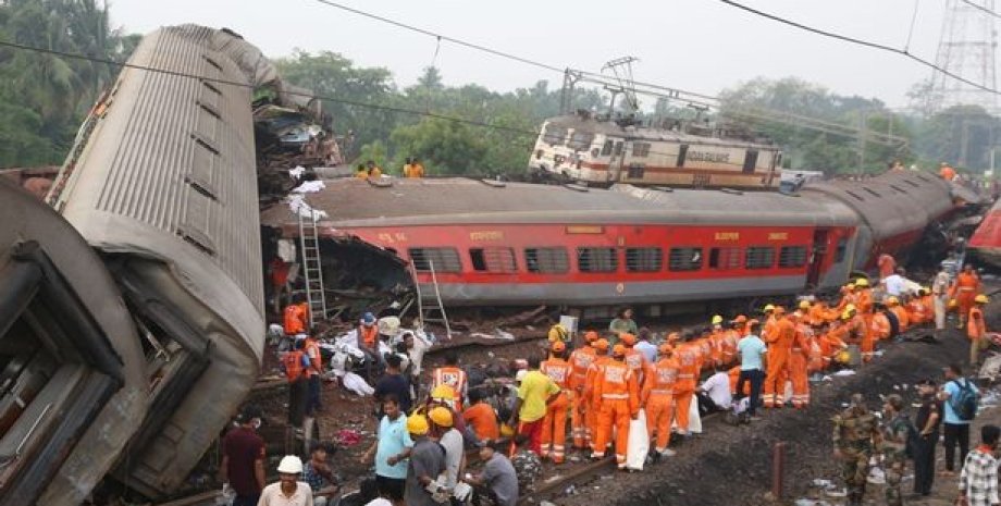 Місце аварії потягів в Індії