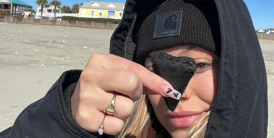 Зуб акулы, девушка на пляже, Северная Калифорния, пляж, охотники на акул, находка