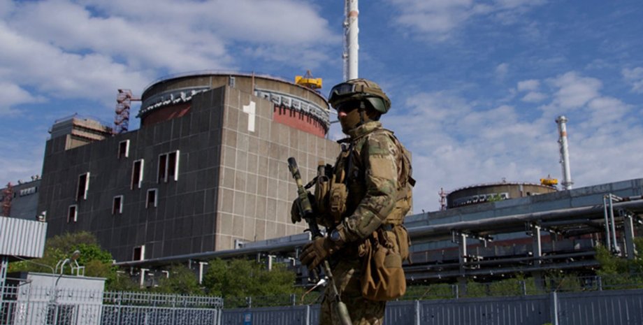 Российский оккупант на фоне Запорожской АЭС