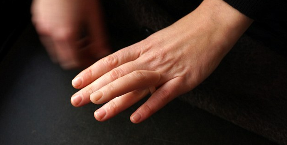 Кольца с силиконовыми пальцами, странные украшения, Надя Буттендорф, корпоратив, ИИ, розыгрыш, фото, курьезы