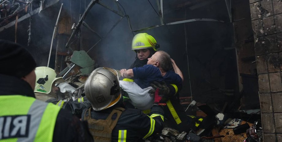 спасение человека, обстрел Киева, атака по Киеву, война в Украине, ГСЧС