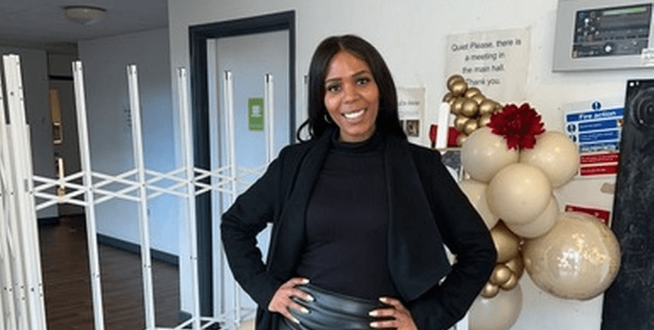 Бизнесвумен из Англии, помогает людям разбогатеть, бизнес в сфере недвижимости, выгнали из школы, исключили, строгие родители