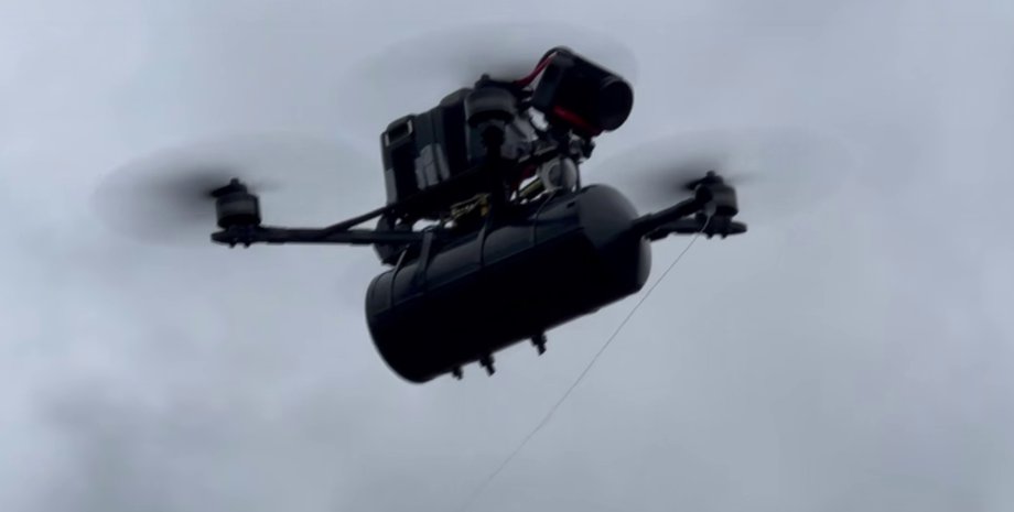 Як росіяни руйнують інфраструктуру біля лінії фронту дрон на оптоволокні