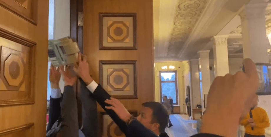 охранники Рады, Верховная Рада, Андрей Николаенко, кассовый аппарат