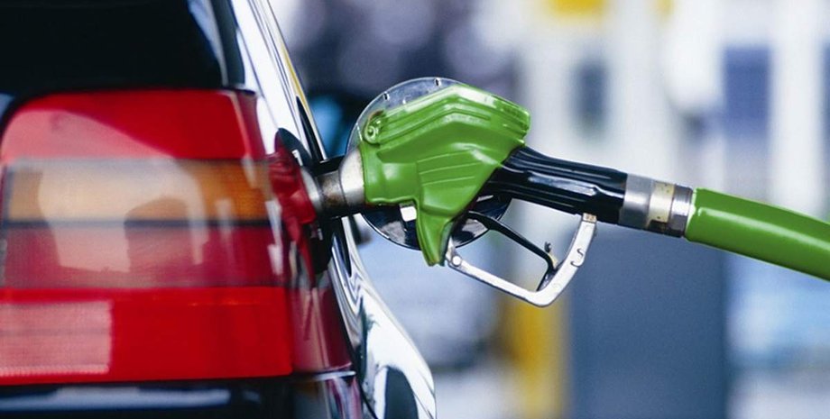 Иллюстративное фото. АЗС в России, заправка автомобиля