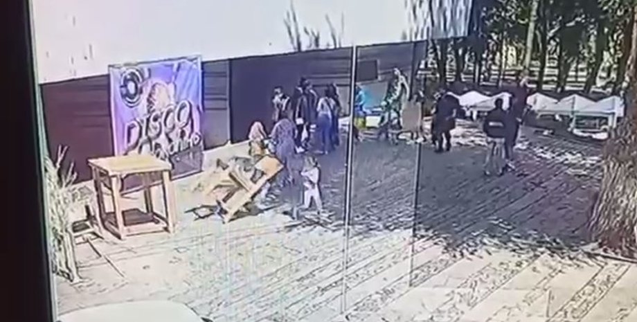 На девочку упал большой стул в Днепре и вызвал тяжелую травму головы