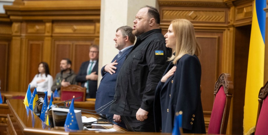 Руслан Стефанчук Председатель Верховной Рады Руслан Стефанчук поет гимн во время заседания