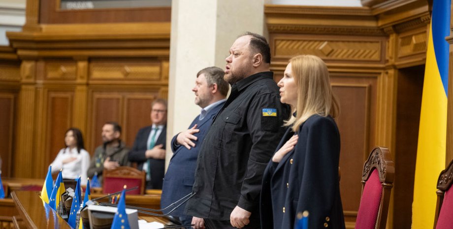 Голова Верховної Ради Руслан Стефанчук співає гімн під час засідання