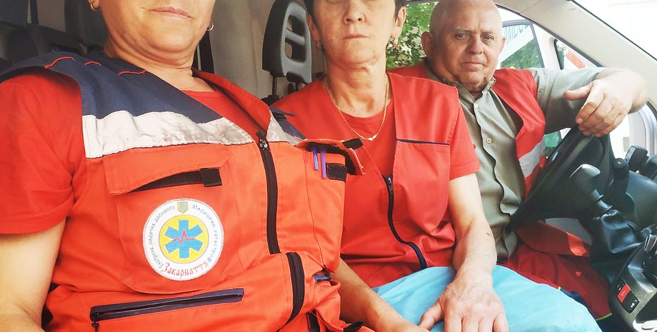 скорая помощь, медики скорой помощи, сотрудники скорой помощи. скорая помощь в закарпатье