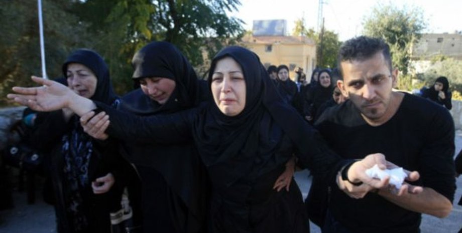 Родные и близкие жертвы теракта в Бейруте / Фото: AP