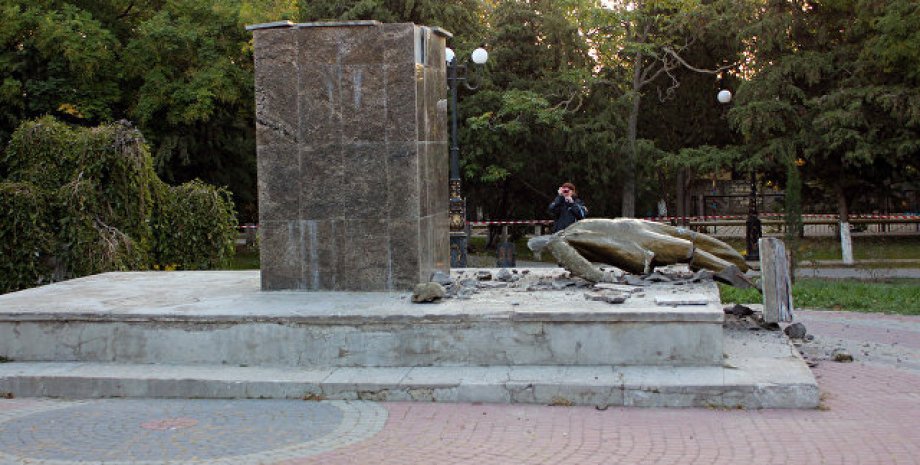 Упавший Ленин в оккупированном Судаке / Фото: РИА Новости