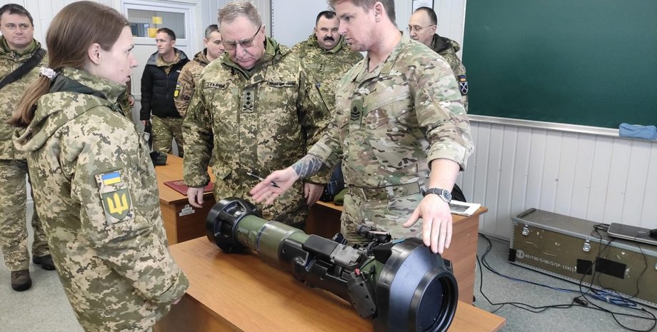Британский военный, украинские военные, ПТРК NLAW