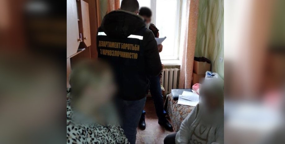 наркотики, полиция, обыск, пенсионерки