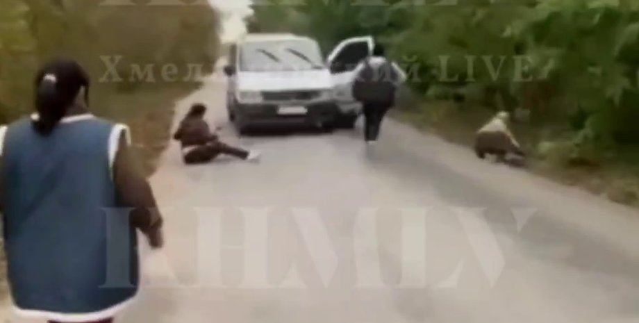 В Хмельницком районе женщины заблокировали бус ТЦК