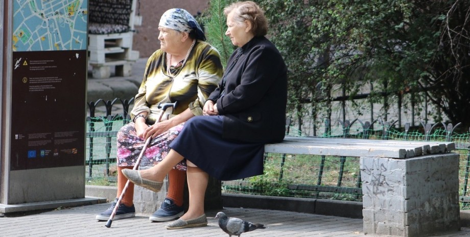 пенсіонери Україна, люди похилого віку, літні люди, пенсія, виплата пенсії