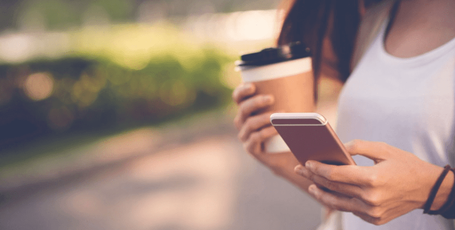 женский телефон Пост в Facebook изменил жизнь женщины и принес ей многомиллионный выигрыш: что произошло