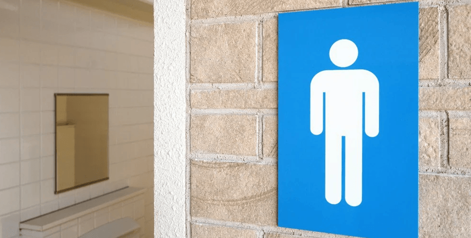 Вывески в уборную ресторана удивили клиента: в сети высмеяли нелепые "шедевры"