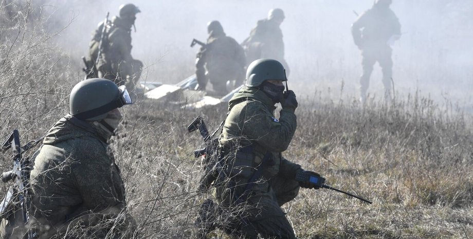 Российские военные Российские военные пробираются в тумане