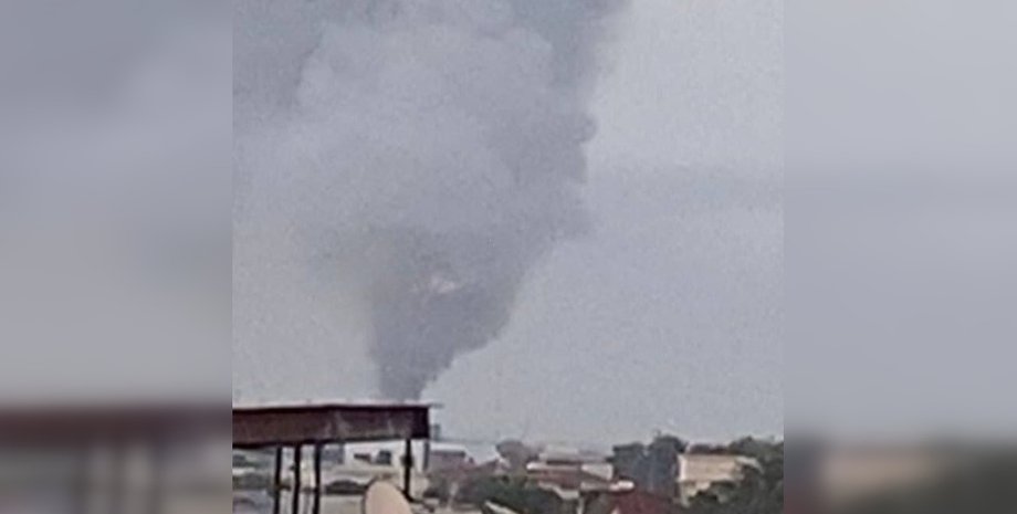фото стовпа диму у Бахрейні 31 березня-1 квітня