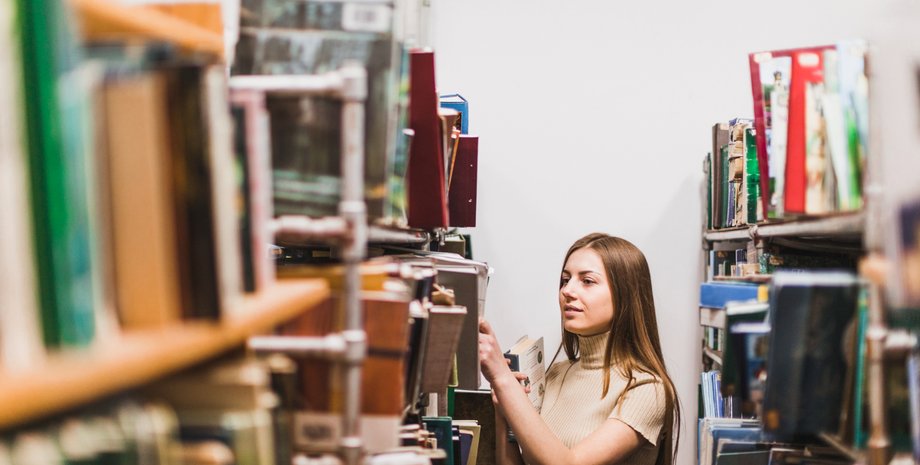 дівчина. книги, книгарня, книжковий магазин, бібліотека