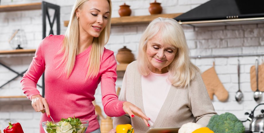 Мама и дочь готовят салат