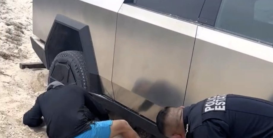 tesla cybertruck застряла в песках