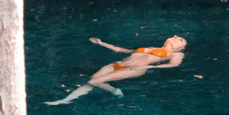 Сальма Хайек, Сальма Хайек фигура, Сальма Хайек в бикини, яркий купальник, мексика, отдых в мексике