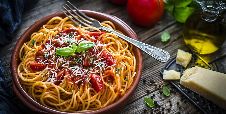 зеленая паста, спагетти со шпинатом, итальянская кухня