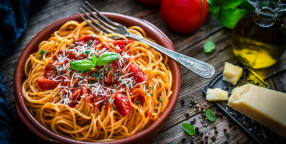 зеленая паста, спагетти со шпинатом, итальянская кухня