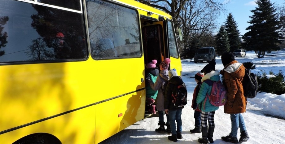украинские дети, вывоз детей, дети садятся в автобус