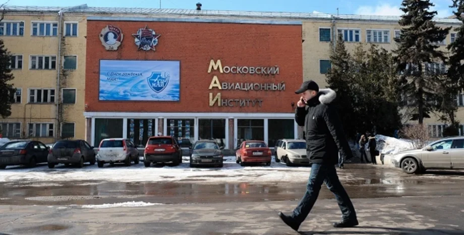 МАИ, вручение повесток выпускникам российских университетов