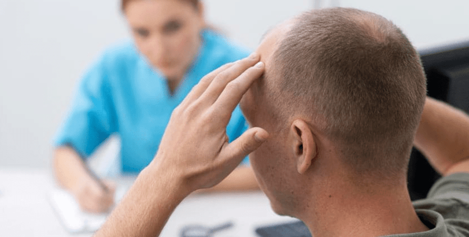 Мужчина во время пересадки волос