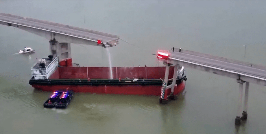 Крушение корабля, разрушенный мост в Китае, кораблекрушение, машину упали в воду, курьезы, авария, мост, река, спасатели,