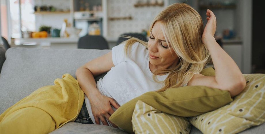 боль в животе, женщина, диван, фото