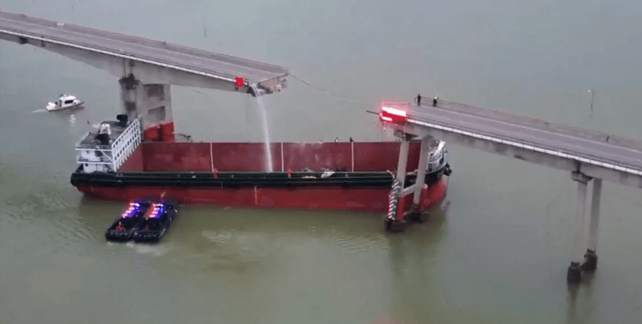 Крушение корабля, разрушенный мост в Китае, кораблекрушение, машину упали в воду, курьезы, авария, мост, река, спасатели,