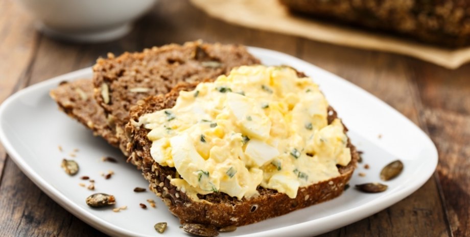 немецкий яичный салат, салат из яиц с беконом. немецкая кухня, вкусный салат, простая намазка на хлеб