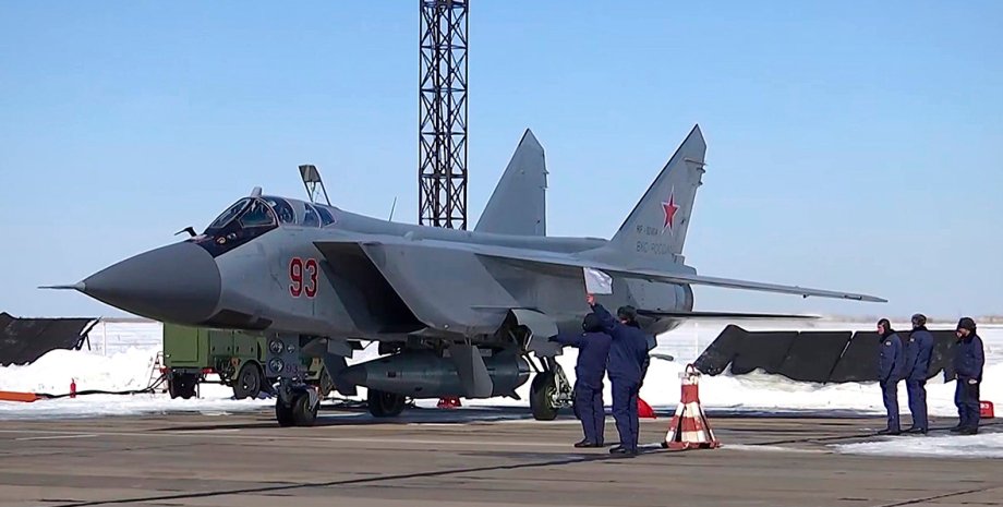 Российский истребитель с ракетой "Кинжал"