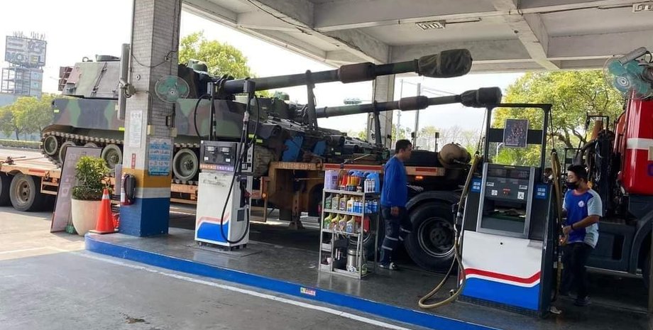Тайваньские водители заметили САУ М109 на АЗС